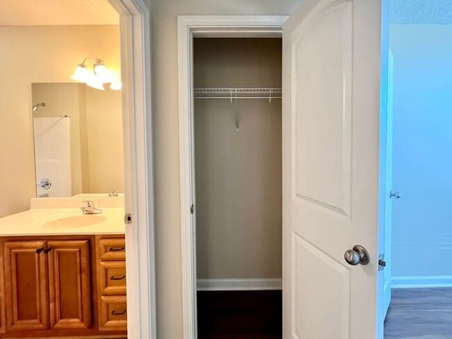 Building Photo - Quaint 2/2 in Gated Olive Branch Community!