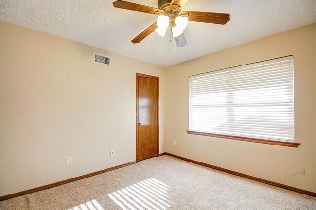 Building Photo - 805 Willow Ln