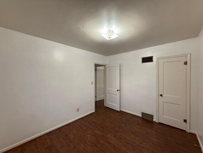 Building Photo - Two bedroom, One bathroom, Pet Friendly Ho...