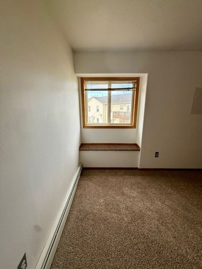 Building Photo - 2 Bedrooms 1 Bathroom - 4 Plex - Belgrade