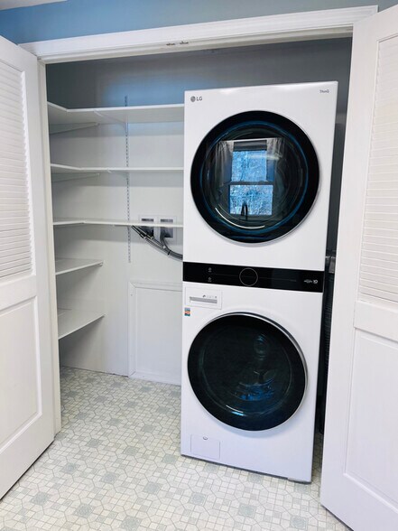 Building Photo - 452 Richmond Rd