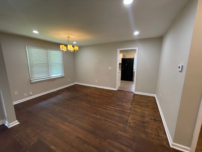 Building Photo - 3 bed 1 bath in Atlanta!