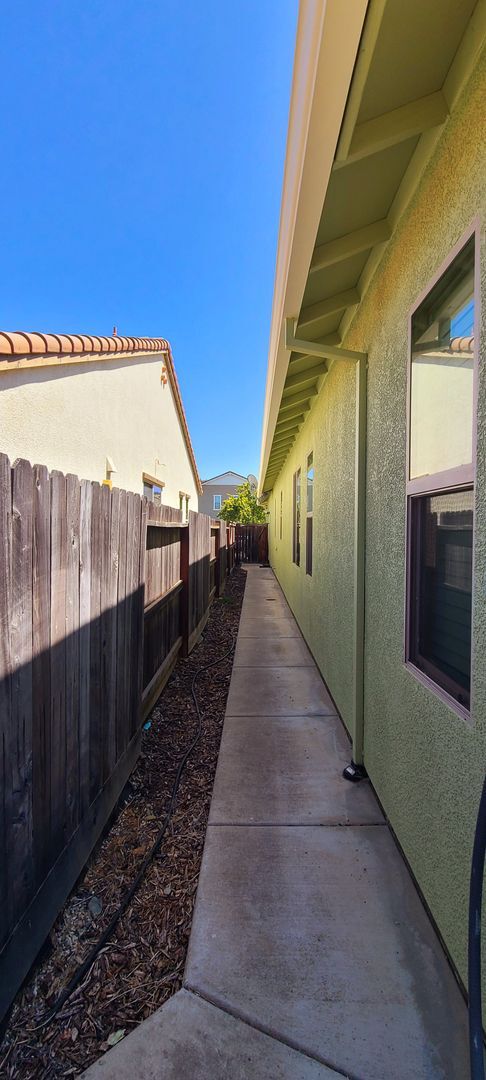 Building Photo - Gorgeous Single-Story Single-Family Home i...