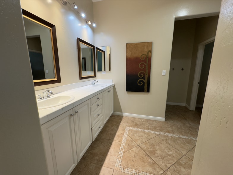 Building Photo - 5313 Pelican Hill Dr