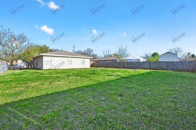 Building Photo - 2139 Vine Ln