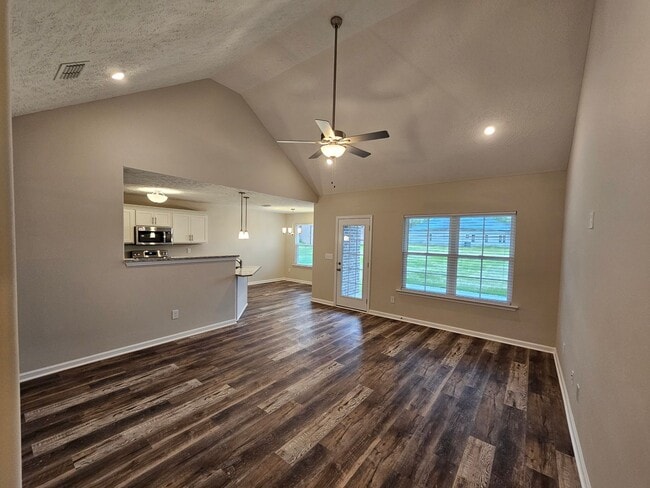 Building Photo - LUXURY 3 BEDROOM RANCH STYLE HOME IN SCENIC FOX RUN