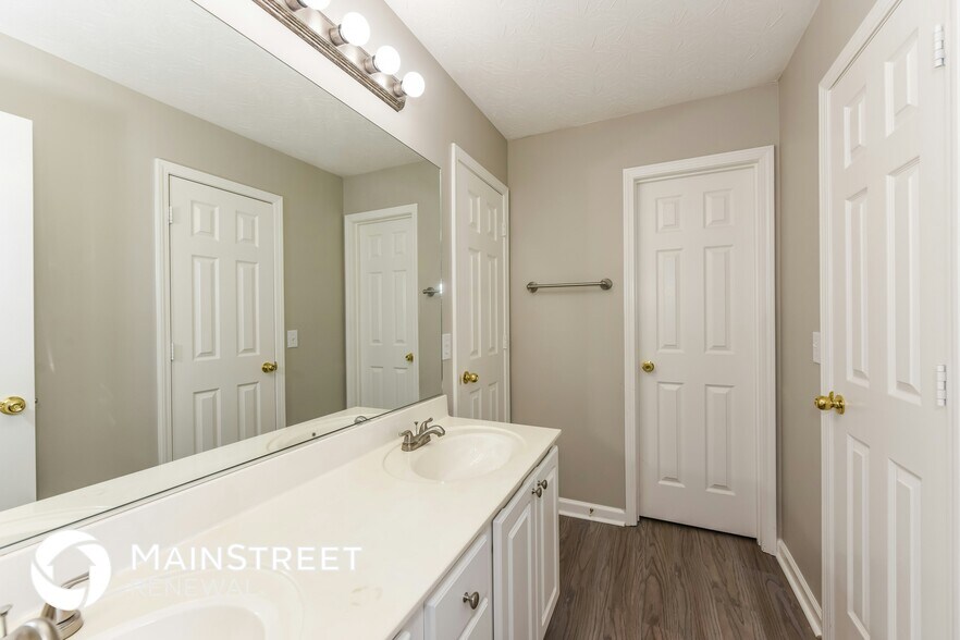 Building Photo - 160 Walton Trce S