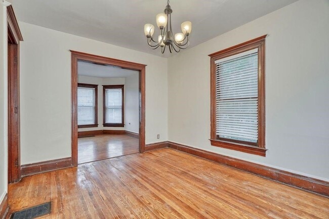 Building Photo - 371 Alexander St