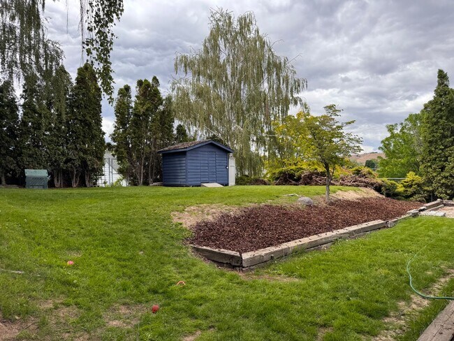 Building Photo - Selah 4 bedroom 3 Bathroom Double Garage, Fenced Yard