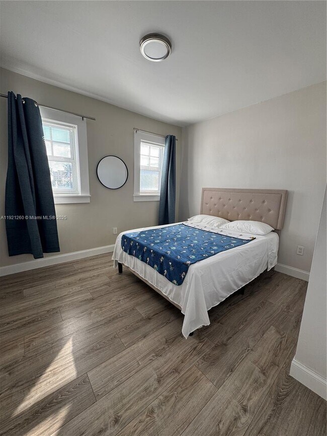 Building Photo - 536 14th St