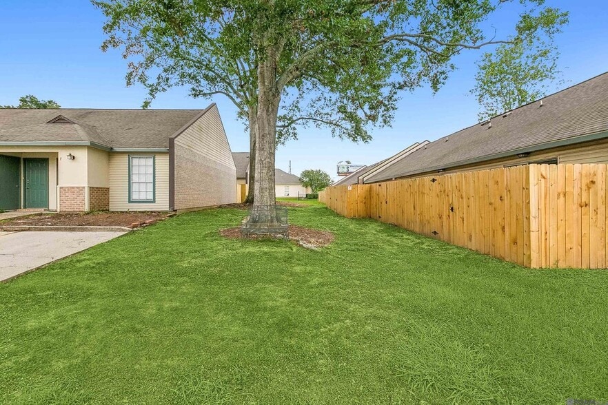 Building Photo - 402 Lee Dr