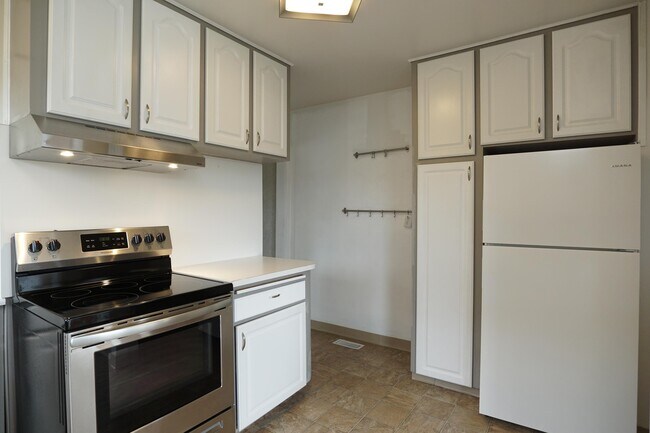 Building Photo - 329 Renton Ave S