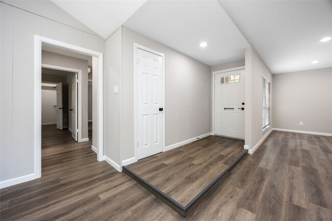 Building Photo - 8826 Tanager St