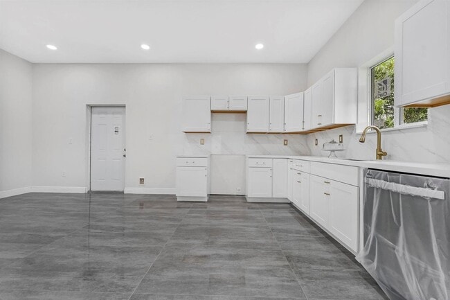Building Photo - 5250 SW 18th St