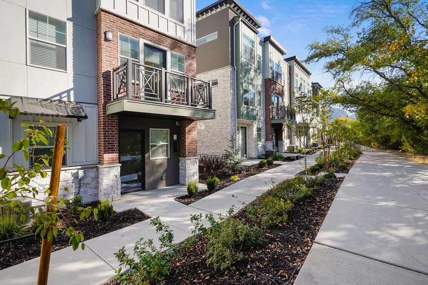 Building Photo - Current Townhomes