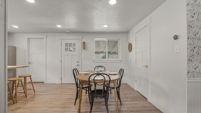 Building Photo - Charming and Quiet 3 bed Orem Home in Prime Location with Solar!!