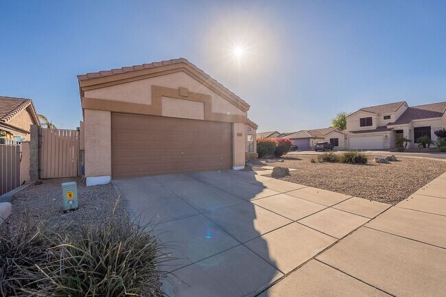 Building Photo - Phoenix Gem: 4 Bedrooms, Pool, and Prime L...