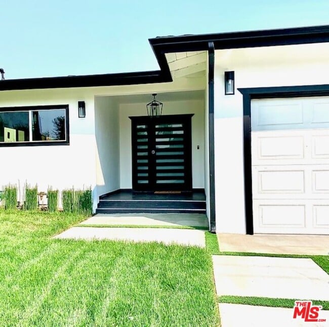 Building Photo - 5630 Vantage Ave