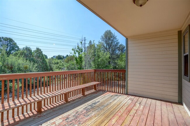 Building Photo - Freshly painted, 3 Bedroom, 2 Bath Home in...