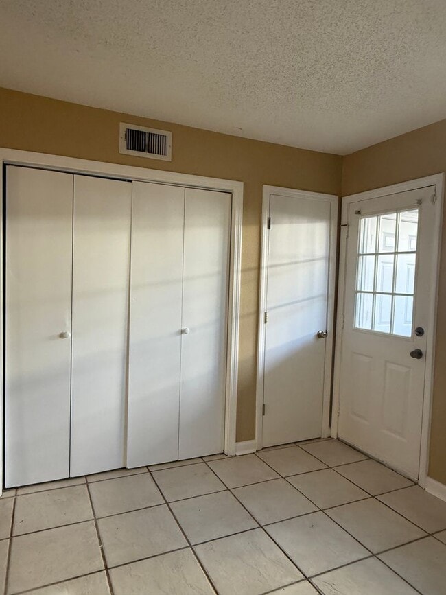 Building Photo - Low maintenance condo living may be right for you!