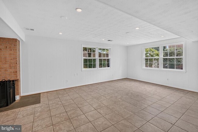 Building Photo - 6035 Chatsworth Ln