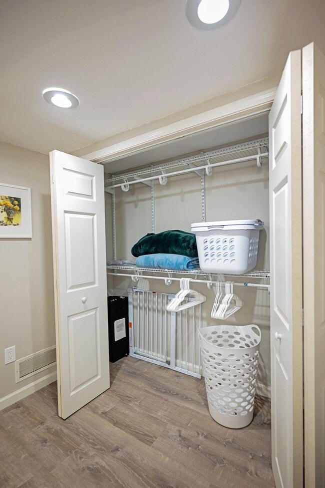 Building Photo - 413 SE Lana Ct