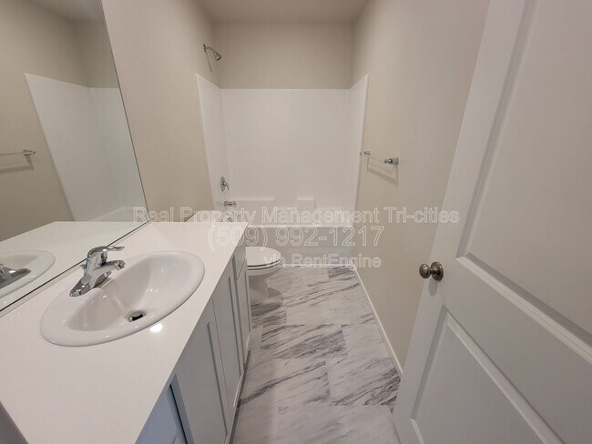 Building Photo - 611 S Zeelar St