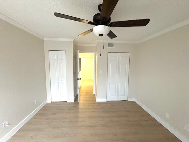 Building Photo - Stunning 4-Bedroom, 2.5-Bathroom Townhouse in the Heart of Sarasota!