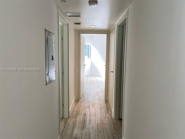 Building Photo - 1300 Brickell Bay Dr