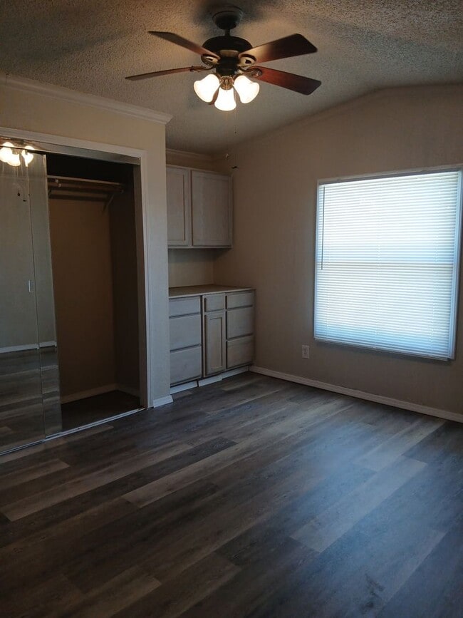 Building Photo - Charming and comfort in this 2-bedroom, 2-bath home