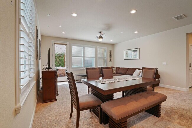 Building Photo - Cannery living!