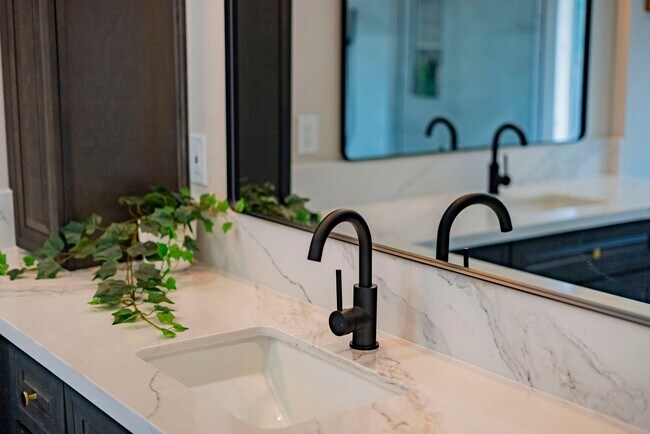Building Photo - Fully Furnished! Prestige Luxury Single 5b...