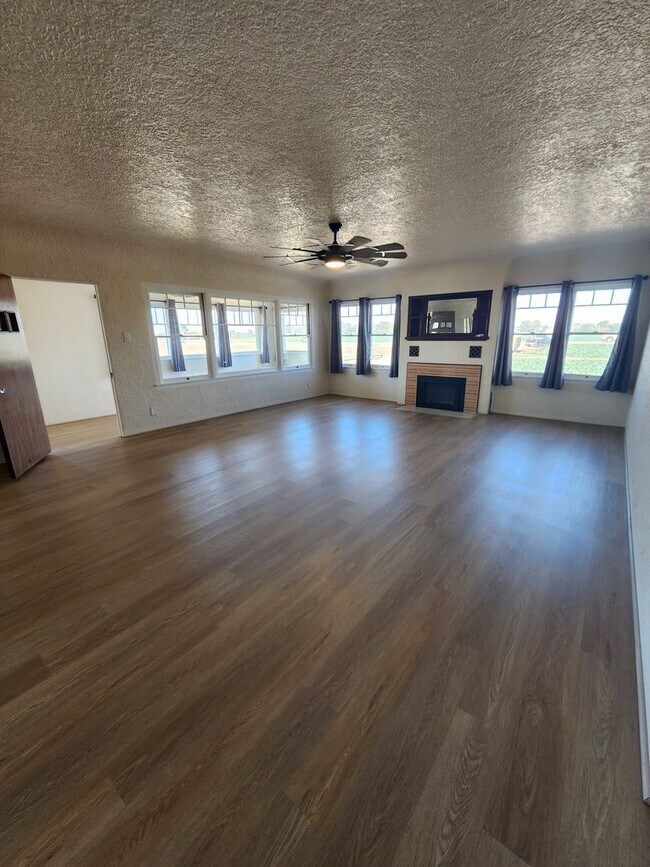 Building Photo - Adorable and Spacious 4 Bedroom Farmhouse W/Bonus Room- Water, Trash and Wifi Included!