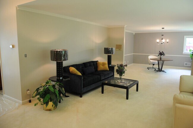 Building Photo - 5755 Doncaster Dr