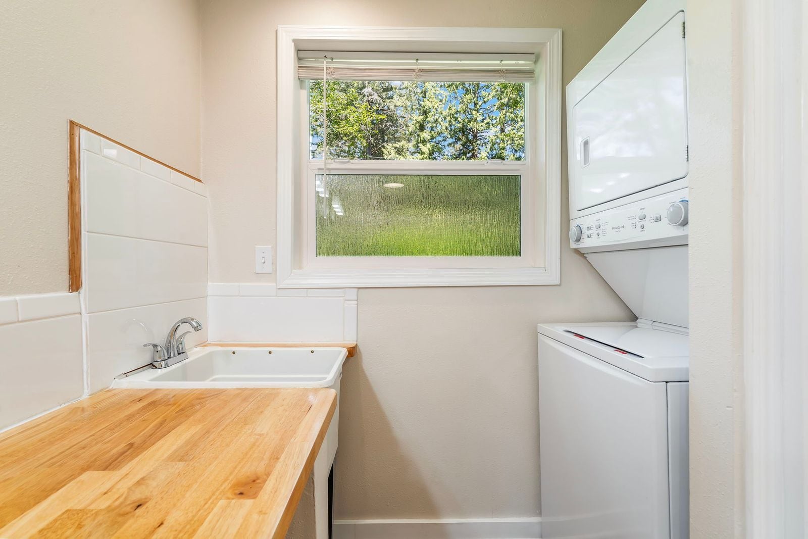 Washer/Dryer/Sink - 20220 E Peter Pl