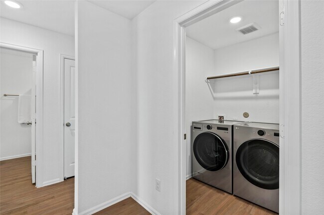 Building Photo - 2805 Fountain Wds Dr