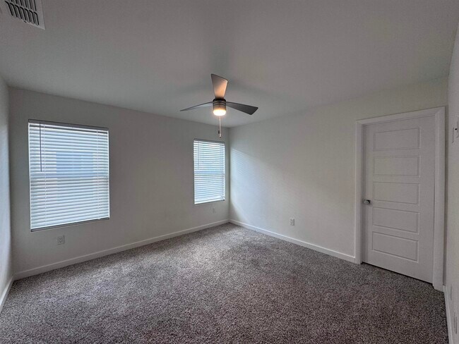 Building Photo - 417 Deer Path Lp