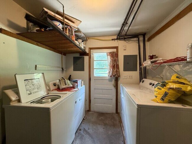 Building Photo - $1,250 | 3 Bedroom, 1 Bathroom Apartment | No Pets | Available for August 1st, 2026 Move in!