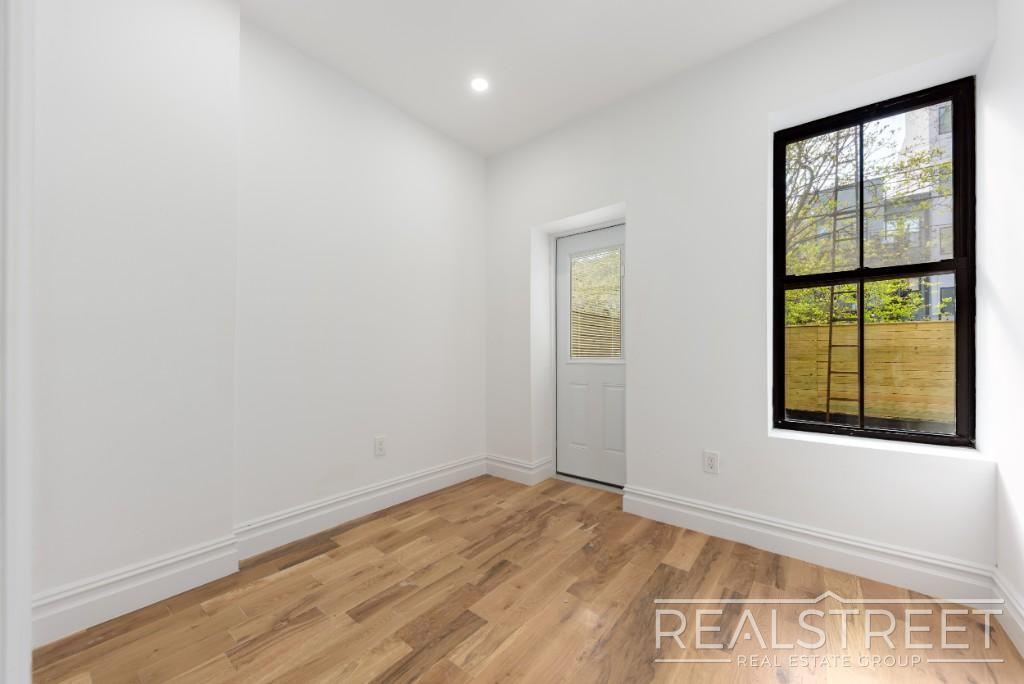 Building Photo - STUNNING 4.5+ BED 3 BATH DUPLEX + YARD IN ...