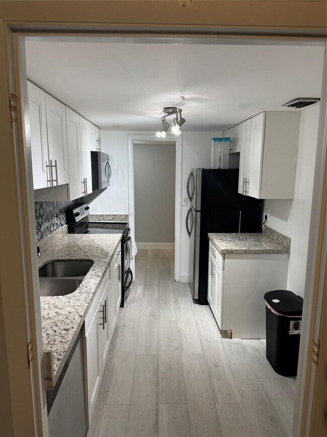 Building Photo - 4174 Inverrary Dr