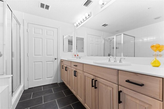 Building Photo - 800 N Tamiami Trl