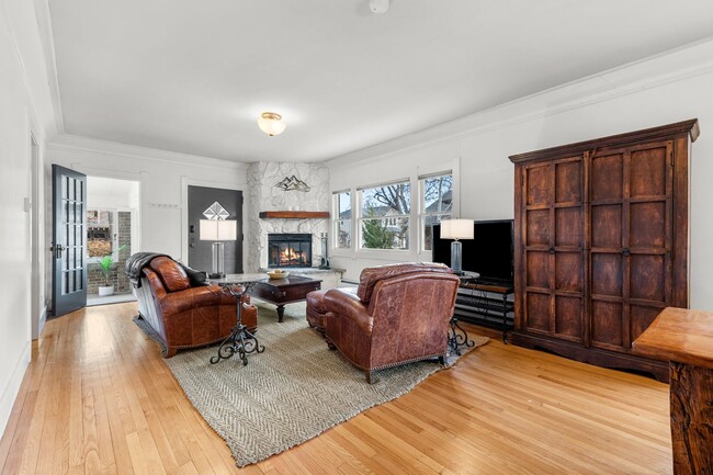 Building Photo - Gorgeous Washington Park Bungalow!