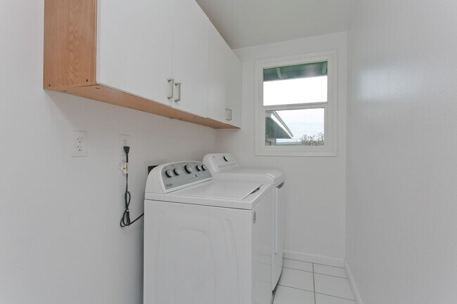 Building Photo - Fully Renovated 4BD in Kuli'ou'ou Valley, Garage-Driveway, Spacious Yard, and Work Shed PETS ALLOWED