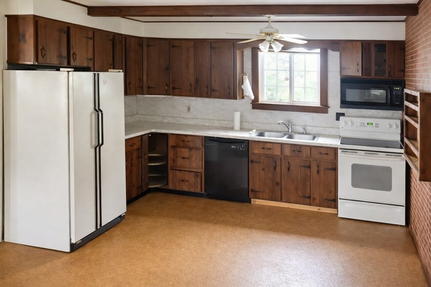 Building Photo - 10 Walnut St