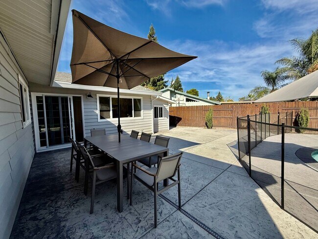 Building Photo - 310 Creekside Ct