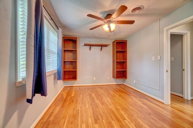 Building Photo - Fabulous 4-Bedroom Great Neck Home Ready 0...