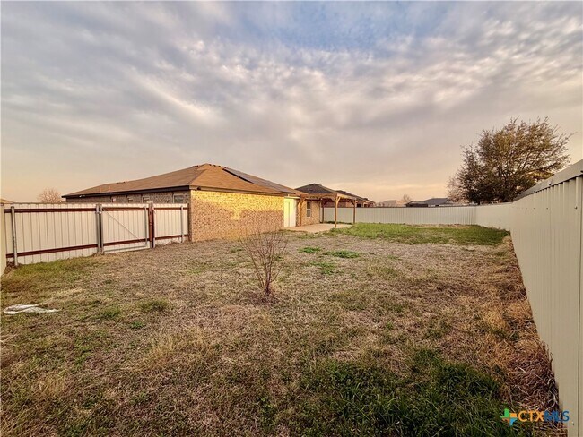 Building Photo - 3203 Viewcrest Dr