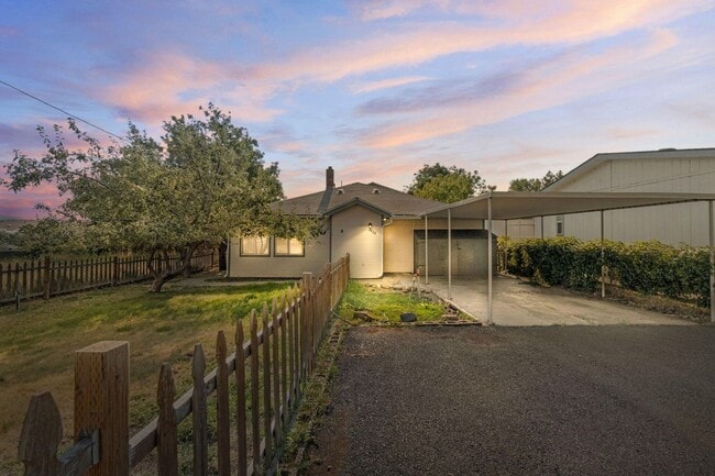Primary Photo - Nice 4 bedroom, 2.5 bath home featuring 1,...