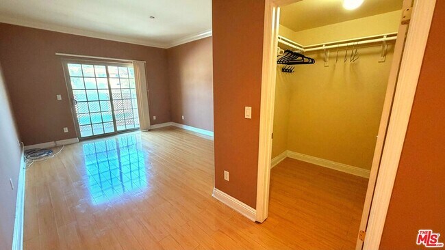 Building Photo - 421 E Santa Anita Ave