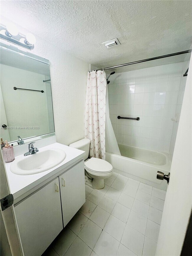 Building Photo - 9350 Fontainebleau Blvd